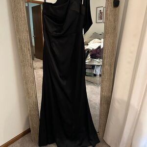 Elegant Black One-Shoulder Gown